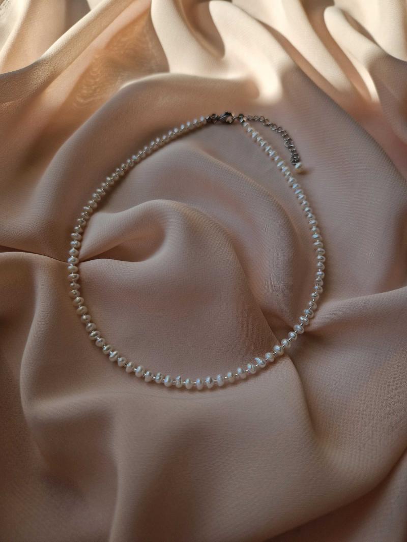 Мінімалістичний чокер з дрібних натуральних перлин