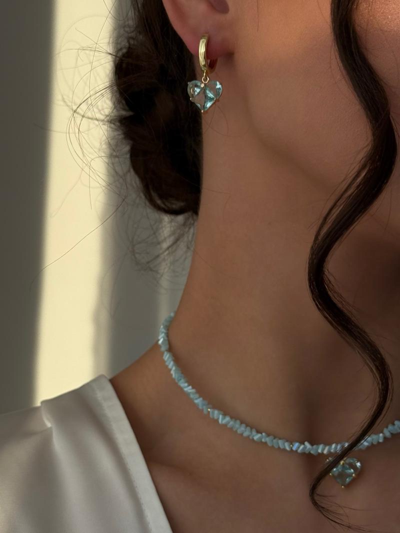 Сережки у формі серця з блискучим блакитним фіанітом