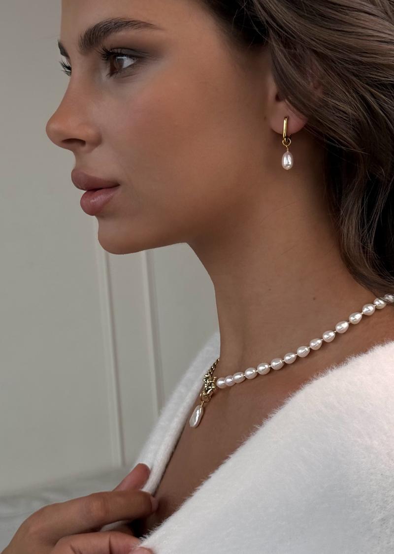 Кольє з натуральних перлин та ланцюжка зі з'ємним кулоном